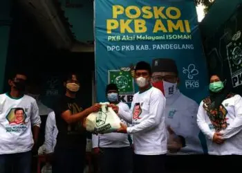 SALURKAN SEMBAKO - Ketua DPC PKB Kabupaten Pandeglang, Nawawi Nurhadi, menyalurkan bantuan paket sembako kepada warga, di posko PKB Aksi Melayani Isoman, Jumat (16/7/2021). (ISTIMEWA)