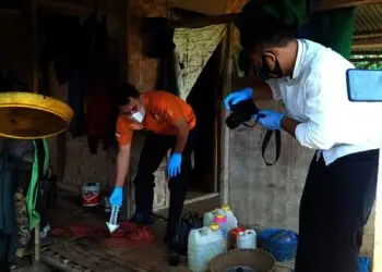OLAH TKP - Jajaran anggota Inafis Polres Pandeglang, olah TKP dugaan kasus pembunuhan di Kecamatan Cipeucang, Kabupaten Pandeglang, belum lama ini. (DOKUMEN/SATELITNEWS.ID)