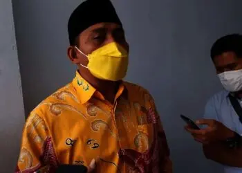 Ketua DPRD Kabupaten Serang, Bahrul Ulum, sedang di wawancara wartawan, Rabu (28/7/2021). (SIDIK/SATELITNEWS.ID)
