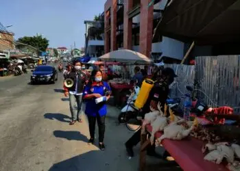 Pasar Ciputat Disemprot Disinfektan, Pedagang dan Pengunjung Diberi Masker