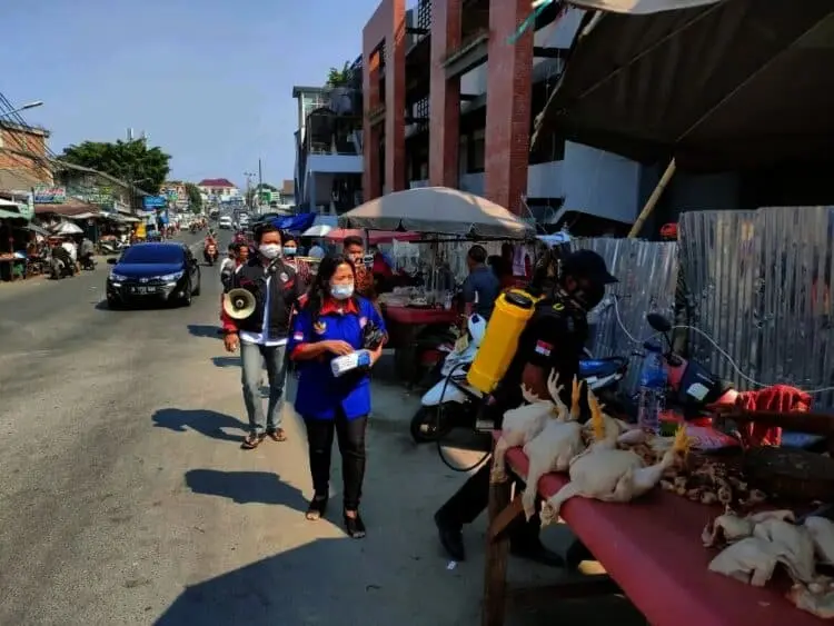 Pasar Ciputat Disemprot Disinfektan, Pedagang dan Pengunjung Diberi Masker