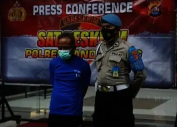 Pelaku Pembunuhan, KL (kiri), sesaat setelah ditangkap tim Reskrim Polres Pandeglang, Rabu (28/7/2021) sore lalu. (DOKUMEN HUMAS POLRES PANDEGLANG)
