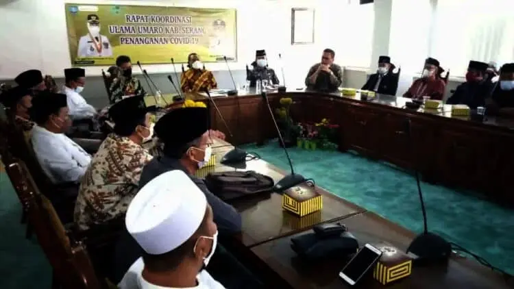 RAPAT KOORDINASI - Wabup Serang, Pandji Tirtayasa, menggelar rapat koordinasi dengan para ulama setempat, Kamis (29/7/2021). (SIDIK/SATELITNEWS.ID)
