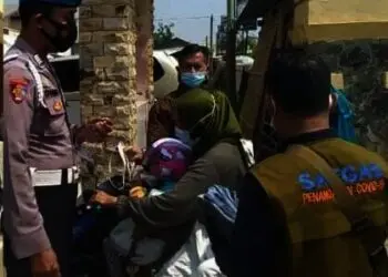 BAGIKAN MASKER - Tim Satgas Percepatan Penanganan Covid-19 Kabupaten Serang, membagikan masker di sejumlah titik pasar, Kamis (29/7/2021). (SIDIK/SATELITNEWS.ID)