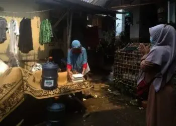 1.251 Warga Isoman, Aparatur Kecamatan Ciledug Bagikan Makanan
