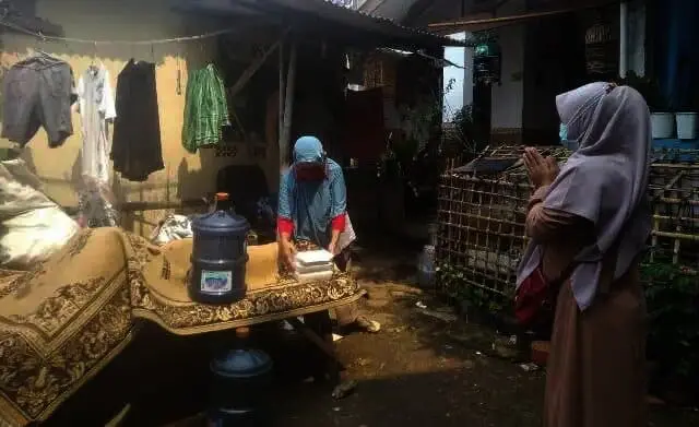 1.251 Warga Isoman, Aparatur Kecamatan Ciledug Bagikan Makanan