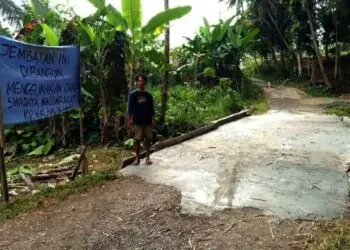 Bertahun-tahun Rusak, Warga Malangnengah Gotong Royong Perbaiki Jembatan Cikoter