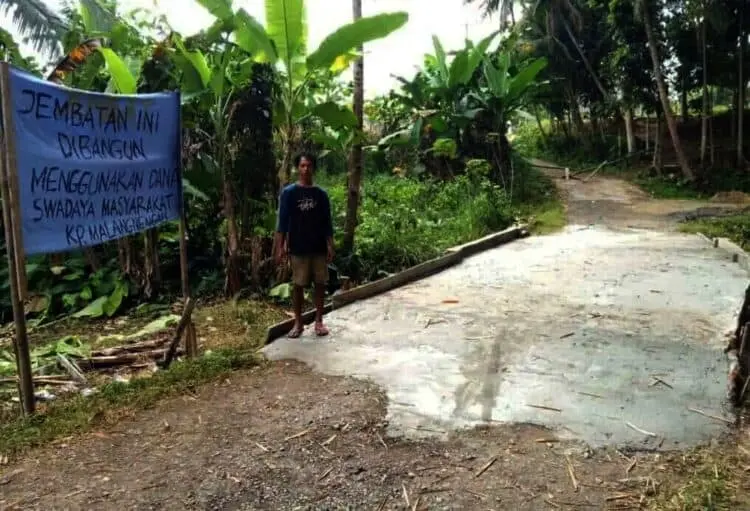 Bertahun-tahun Rusak, Warga Malangnengah Gotong Royong Perbaiki Jembatan Cikoter