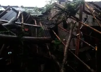 Angin Puting Beliung Rusak Puluhan Rumah di Sindang Jaya