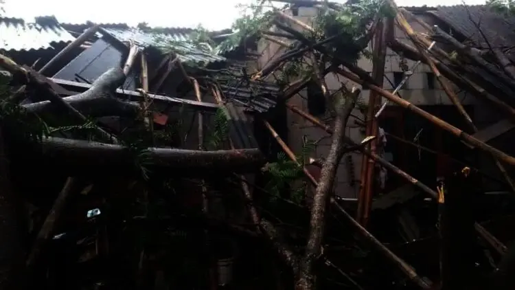 Angin Puting Beliung Rusak Puluhan Rumah di Sindang Jaya