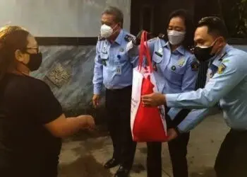 Imigrasi Tangerang Bagikan Sembako ke Warga Terdampak Covid-19