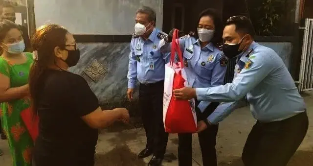 Imigrasi Tangerang Bagikan Sembako ke Warga Terdampak Covid-19