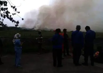 PEMADAMAN–Tim Damkar BPBD Kabupaten Serang, melakukan pemadaman atas kebakaran lahan di wilayah Ciruas, Serang, Rabu (28/7/2021). (ISTIMEWA)