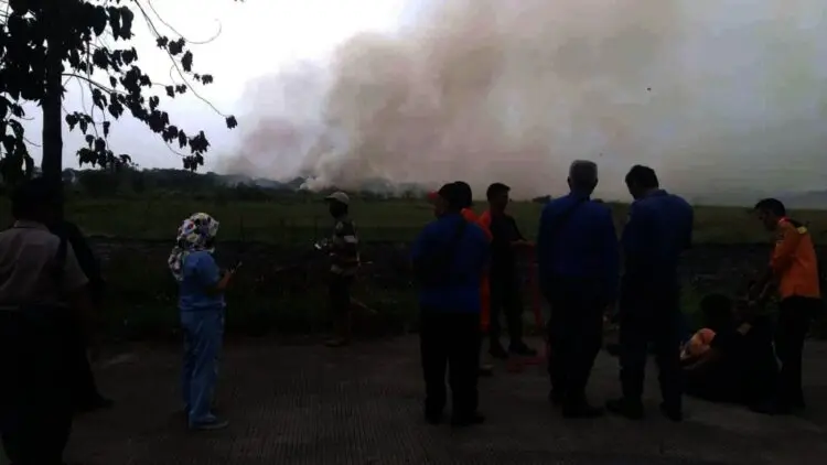 PEMADAMAN–Tim Damkar BPBD Kabupaten Serang, melakukan pemadaman atas kebakaran lahan di wilayah Ciruas, Serang, Rabu (28/7/2021). (ISTIMEWA)