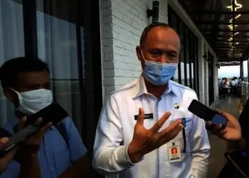 WAWANCARA–Kepala DKPP Kabupaten Serang, Suhardjo, sedang di wawancara sejumlah wartawan, Selasa (6/7/2021). (SIDIK/SATELIT NEWS)