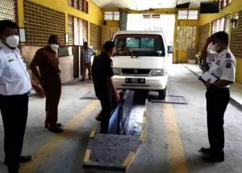 UJI KIR–Petugas Dishub Kabupaten Serang, melakukan uji kir kendaraan angkutan, Selasa (13/7/2021). (SIDIK/SATELIT NEWS)