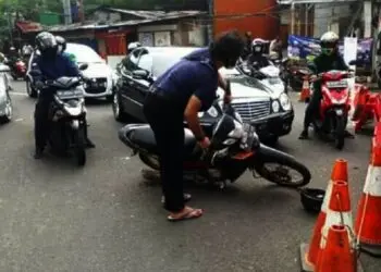 Imbas Penyekatan PPKM Darurat, Emosi Terjebak Macet, Warga Banting Motor