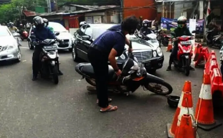 Imbas Penyekatan PPKM Darurat, Emosi Terjebak Macet, Warga Banting Motor