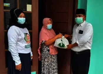 Anggota DPRD Tangsel Ini Bagi-Bagi Paket Sembako