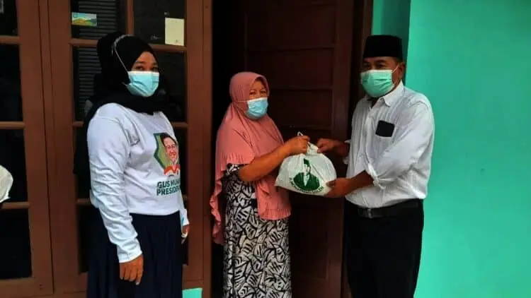 Anggota DPRD Tangsel Ini Bagi-Bagi Paket Sembako