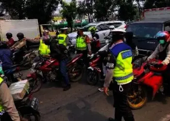 Kucing-kucingan dengan Aparat, Pengendara di Tangerang Lalui Jalan Tikus