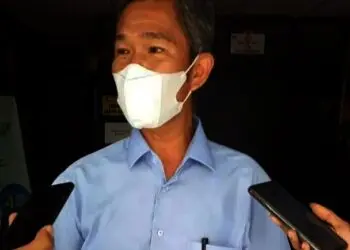 Kabag Kepegawaian dan Umum Perumda Tirta Albantani Kabupaten Serang, Udi Rosadi, sedang di wawancara, Selasa (6/7/2021). (SIDIK/SATELIT NEWS)