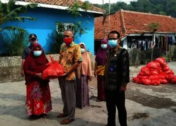BANTUAN SEMBAKO–Dinas Sosial (Dinsos) Kabupaten Serang, membagikan sebanyak 1.386 paket sembako terhadap masyarakat yang sedang menjalani isolasi mandiri (isoman), akibat terpapar covid-19, di 23 kecamatan seKabupaten Serang, Kamis (15/7/2021). (SIDIK/SATELITNEWS.ID)