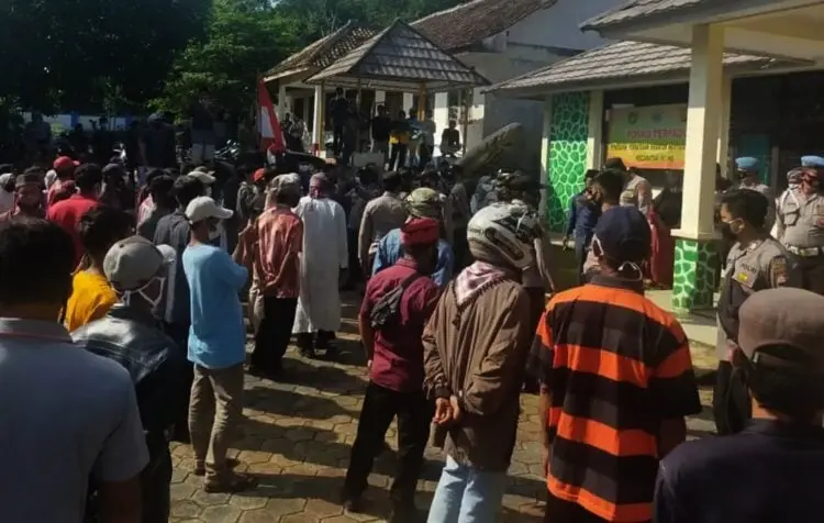 Lulusan S2 Tak Lulus Tes Balon Kades di Ciherang, Pendukungnya Geruduk Kantor Camat Picung