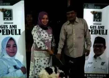 BERKURBAN–Ketua Dewan Pimpinan Anak Cabang (DPAC) PKB Carenang, Feti Lestari, serahkan hewan kurban kepada seorang warga, Kamis (22/7/2021). (ISTIMEWA)