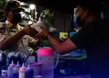 Diajak Patuhi Jam Operasional, PKL di Lebak Diberi Bantuan Beras