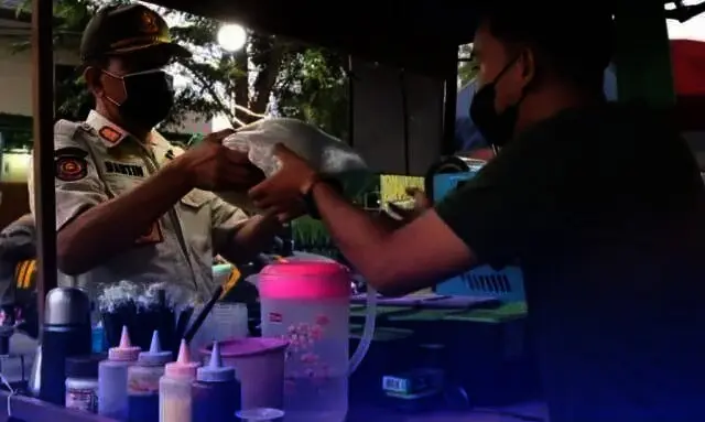 Diajak Patuhi Jam Operasional, PKL di Lebak Diberi Bantuan Beras
