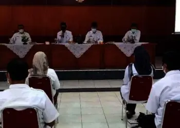 RAPAT PILKADES–Sekda Kabupaten Serang, Tubagus Entus Mahmud Sahiri (masker hitam), memimpin rapat Pilkades, Rabu (28/7/2021). (SIDIK/SATELITNEWS.ID)