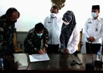 PINJAM PAKAI RUMAH DINAS SEKDA–Wabup Serang Pandji Tirtayasa dengan pihak RS Kencana, menandatangani surat pinjam pakai Rumah Dinas Sekda, untuk digunakan perawatan pasien Covid-19, Rabu (21/7/2021). (SIDIK/SATELITNEWS.ID)