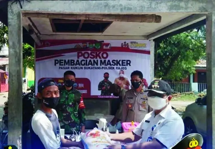 Pedagang Asongan, Tukang Becak dan Ojek di Rajeg Terima Sembako