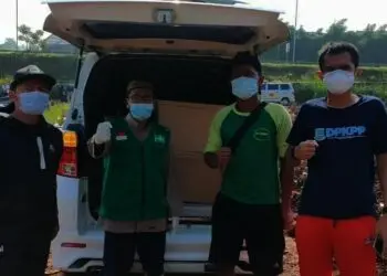 Ambulans Pengantar Jenazah Covid-19 Antre di TPU Jombang