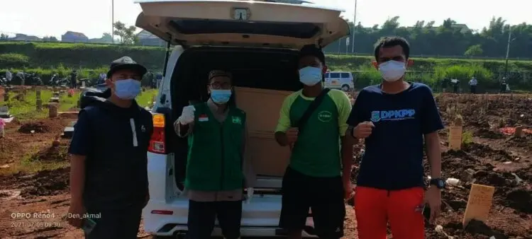 Ambulans Pengantar Jenazah Covid-19 Antre di TPU Jombang