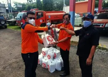 TERIMA BANTUAN–Badan Penanggulangan Bencana Daerah (BPBD) Kabupaten Serang, terima bantuan berupa paket vitamin untuk warga yang sedang menjalankan isolasi mandiri (isoman) akibat terpapar Covid-19. (ISTIMEWA)