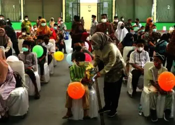 BERMAIN DAN BAHAGIA–Bupati Serang Ratu Tatu Chasanah, sedang bermain dengan anak yatim dalam rangkaian acara Tahun Baru Islam, sekaligus menyambut 10 Muharam 1443 H, di Pendopo Bupati setempat, Kamis (26/8/2021). (SIDIK/SATELITNEWS.ID)