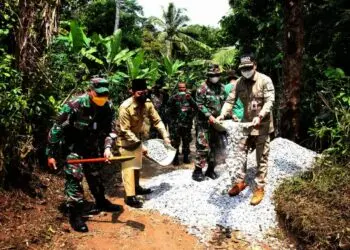 Melalui Program Karya Bakti TNI, Kodim 0602 dan DPUPR Kabupaten Serang Bangun Jalan di Ciomas