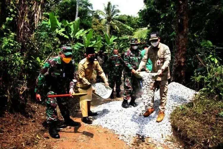 Melalui Program Karya Bakti TNI, Kodim 0602 dan DPUPR Kabupaten Serang Bangun Jalan di Ciomas