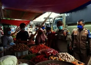 IMBAU MASYARAKAT TERAPKAN PROKES–Kabid Tibumtranmas Satpol PP Pandeglang, Juhanas Waluyo, didampingi jajarannya, sedang memberikan imbauan Prokes kepada para pedagang di pasar Badak Pandeglang, beberapa waktu lalu. (DOKUMEN/SATELITNEWS.ID)