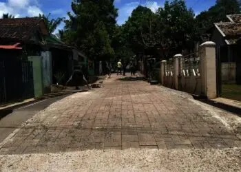 JALAN POROS DESA–Petugas DPKPP Pandeglang, sedang memeriksa hasil pembangunan jalan poros desa menggunakan paving block, di Kampung Parigi, Desa Parigi, Kecamatan Saketi, Kabupaten Pandeglang, beberapa waktu lalu. (ISTIMEWA)