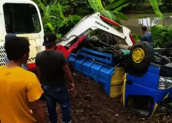 Akibat Jalan Amblas, Truk Pengangkut Pasir Terguling di Majasari – Pandeglang