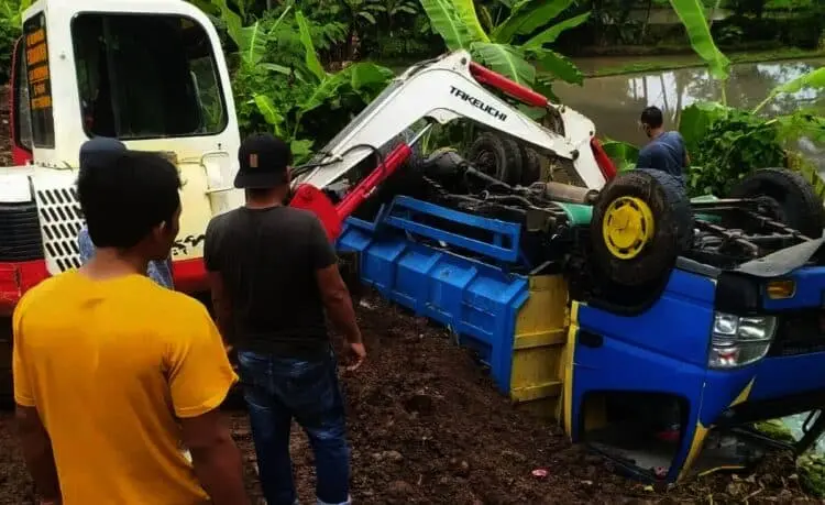 Akibat Jalan Amblas, Truk Pengangkut Pasir Terguling di Majasari – Pandeglang
