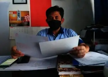 Kepala Bagian (Kabag) Hubungan Pelanggan PDAM Tirta Berkah Kabupaten Pandeglang, Hendi Kusmawan, saat di wawancara wartawan di ruang kerjanya, Kamis (12/8/2021). (NIPAL SUTIANA/SATELITNEWS.ID)