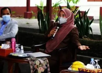 KUMPULKAN CALKADES–Bupati Pandeglang, Irna Narulita, sedang memberi arahan kepada para Calkades se-Pandeglang, di halaman belakang Pendopo Bupati, Kamis (12/8/2021). (ISTIMEWA)