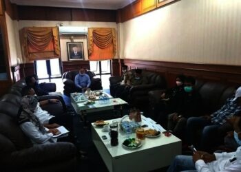 HEARING–Ketua DPRD Pandeglang, Tb Udi Juhdi, bersama anggota DPRD dari Dapil V, bersama pihak Pemkab Pandeglang, hearing dengan masyarakat Kecamatan Pagelaran, Rabu (18/8/2021). (NIPAL SUTIANA/SATELITNEWS/ID)