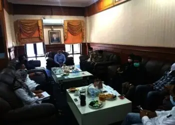 HEARING–Ketua DPRD Pandeglang, Tb Udi Juhdi, bersama anggota DPRD dari Dapil V, bersama pihak Pemkab Pandeglang, hearing dengan masyarakat Kecamatan Pagelaran, Rabu (18/8/2021). (NIPAL SUTIANA/SATELITNEWS/ID)