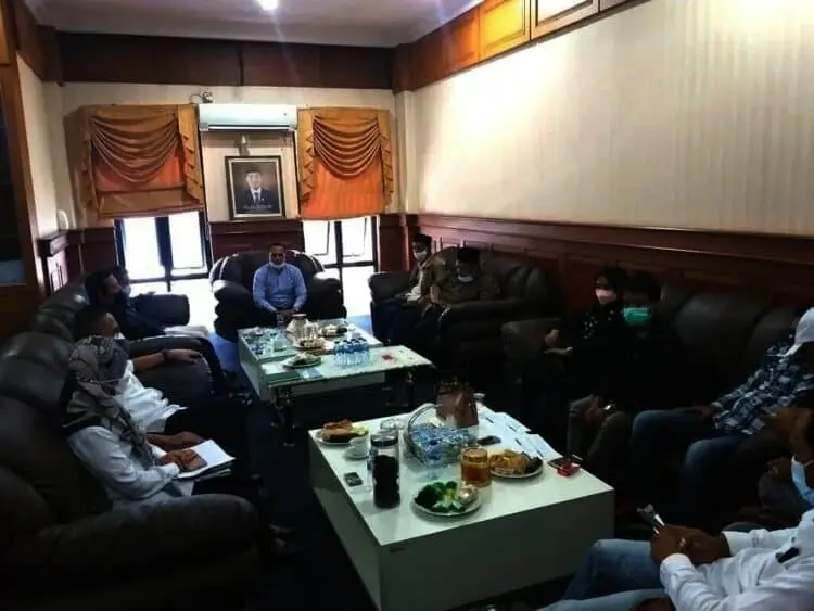 Warga Pagelaran Minta Jalan “Mulus”, Ketua DPRD Pandeglang Siap Perjuangkan, Sekda Malah “Ungkit” Program Lain