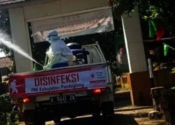 PENYEMPROTAN DISINFEKTAN–Para anggota PMI bersama TNI, Polri dan para pihak lainnya, melakukan penyemprotan disiinfektan di wilayah perkampungan yang ada di Kelurahan Pandeglang, Jumat (20/8/2021). (NIPAL SUTIANA/SATELITNEWS.ID)
